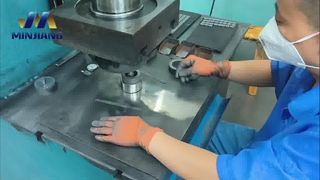 Flux de processus des outils de coupe en carbure cémenté ｜ Épisode 5 · Compactage par presse électrique